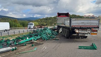 TEM'de feci kaza: Tır bariyerlere çarptı, demir profiller yola savruldu