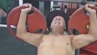 Şener Üşümezsoy, spor yaptığı anları paylaştı