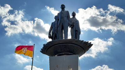 Galatasaray, stadının önünde anıt heykeli açtı