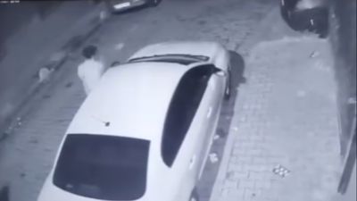 İstanbul'da park halindeki araçların aynalarını yumrukla kırdı