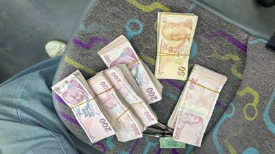 Hatay'da otobüs şoförü, aracında unutulan 103 bin TL'yi sahibine teslim etti