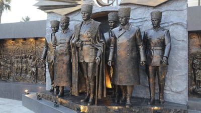 CHP'nin heykel hizmetinde son eser Balıkesir Büyükşehir Belediyesi'nden