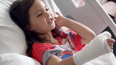 Antalya'da 4 yaşındaki Mavi'nin parmağı, anaokulunun demir kapısına sıkışıp koptu