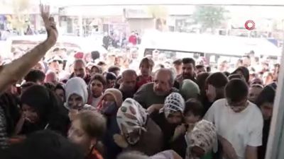 Kahramanmaraş'ta giyim mağazasında indirim kampanyası izdihama neden oldu