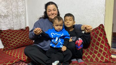 Eskişehir'de doğuştan görme engelli 2 kardeş, annelerinin yüzünü ilk defa gördü