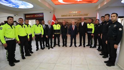 Aksaray'da 'Valiyi arayacağım' diyen alkollü sürücüye işlem yapan polislere başarı belgesi