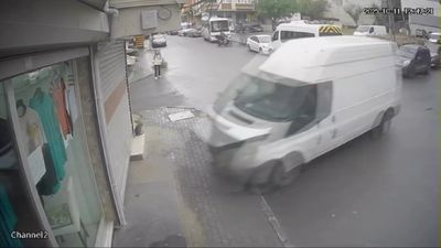 İstanbul'da freni boşalan minibüs dükkana daldı: O anlar kamerada