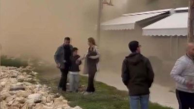 İstanbul'da kayalıklardan kopan taşlar çay bahçesine düştü