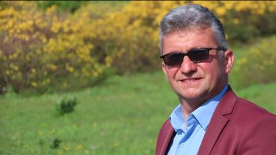 Bursa'da sanatçı Yüksel Kader sahnede kalp krizi geçirdi