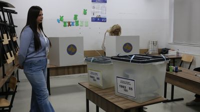 Kosova'da halk yerel seçim için sandık başında