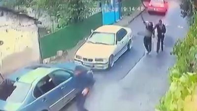 İstanbul'da otomobille gelip rastgele ateş açtılar: Bir kişiyi kaçırıp darbettiler