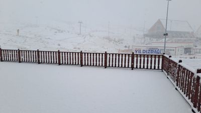 Sivas'ın yüksek kesimlerine kar yağdı