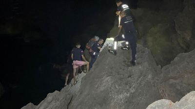 Antalya'da balık tutmak için çıktıkları kayalıkta mahsur kaldılar