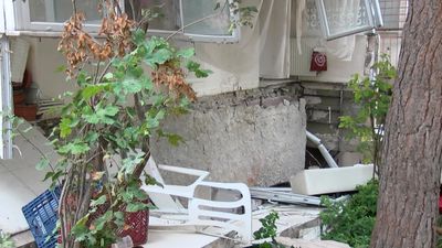 İstanbul'da kentsel dönüşüm sürecindeki 6 katlı binada balkon çöktü: 1 yaralı