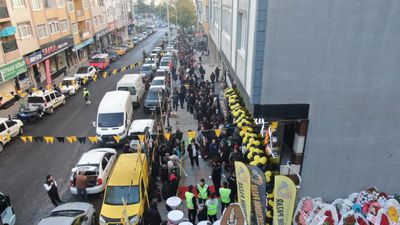 İstanbul'da indirim kuyruğu: Saatlerce soğukta beklediler