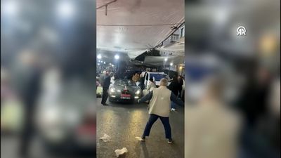 İstanbul'da gelin arabası semt pazarına girdi