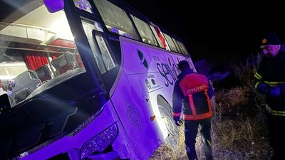 Aksaray'da sürücü yemekten zehirlenip bayıldı: Otobüs devrildi