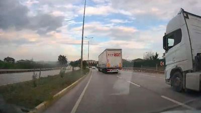 Balıkesir'de tırın tehlikeli manevraları görüntülendi