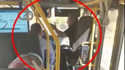 Mardin'de minibüs şoförü ile yolcu arasında 'durak' kavgası: Yumruklar havada uçuştu