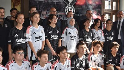 Beşiktaş Kulübü üyeleri, öğrencilere forma hediye etti