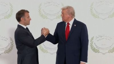 Donald Trump ile Emmanuel Macron 30 saniye boyunca el sıkıştı