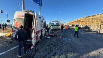 Ağrı'da ambulans ile kamyonet çarpıştı: 2'si ağır 7 yaralı
