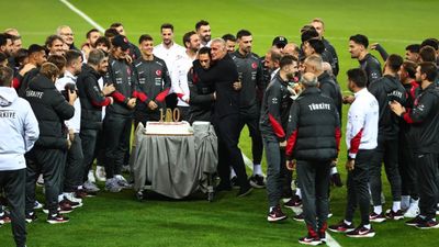 Hakan Çalhanoğlu için 100. maç pastası kesildi