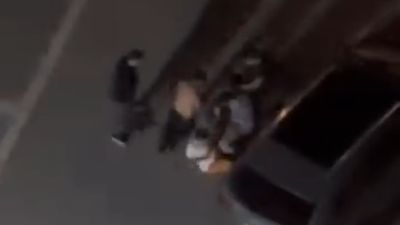 Adana'da komşuların tekmeli yumruklu kavgası kamerada