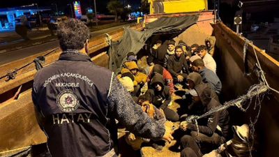 Hatay'da hafriyat kamyonu kasasından 28 göçmen çıktı