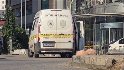 İstanbul'da motosikletli saldırganlar galeriyi kurşunladı