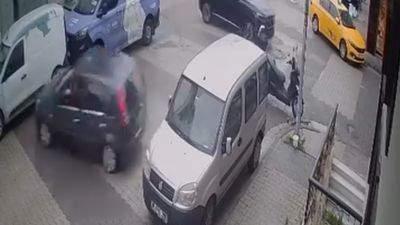 İstanbul'da cipe çarpan otomobil restorandan çıkan müşterilerin arasına daldı
