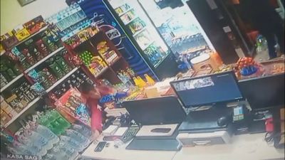 İstanbul'da markette cep telefonu hırsızlığı kameraya yakalandı