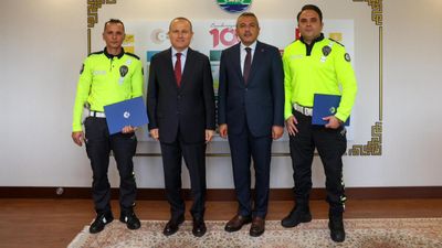 Rize'de Cumhurbaşkanı konvoyunun geçişi sırasında kazayı önleyen polislere ödül