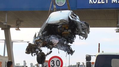 İstanbul'da otomobil gişe bariyerine çarptı, sürücü hayatını kaybetti