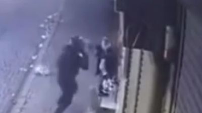 İstanbul'da hız yapan motosikleti süpürgeyle durdurmaya çalışan yaşlı adam darbedildi