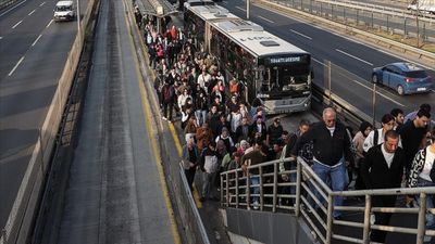 İstanbul'da metrobüs bozuldu, vatandaşlar isyan etti