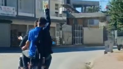 Adana'da trajikomik görüntü: Serum takılı halde motosikletle yolculuk yaptı