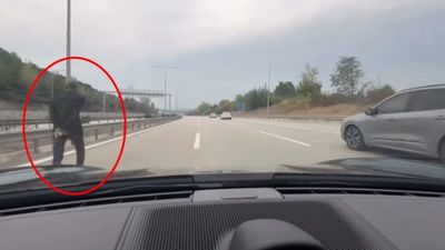 Bursa'da otoyolda yürüyen yaya, ezilmekten son anda kurtuldu