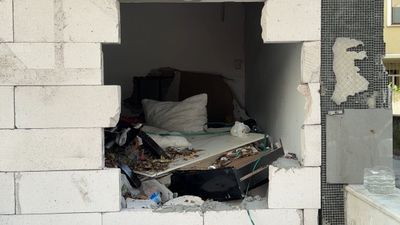 İstanbul'da evsizler, tahliye edilen binanın duvarlarını kırıp içeri girdiler