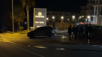 İstanbul'da motosikletli saldırganlar 4 kişinin bulunduğu otomobili kurşunladı