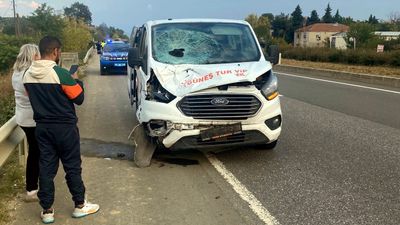 Tekirdağ'da yol kenarında yürürken minibüs çarptı