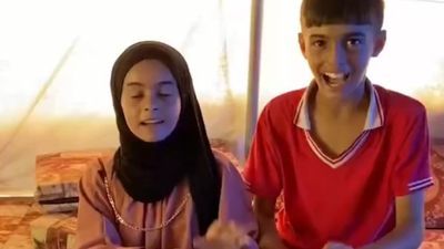 Yardım kolisi alan Gazzeli çocukların mutluluğu