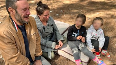 İzmir'de kiracı oldukları evden çıkarıldılar: Kalacak yer bulamayınca ormana sığındılar