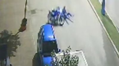 Antalya'da motosikletlinin yola savrulduğu anlar kamerada