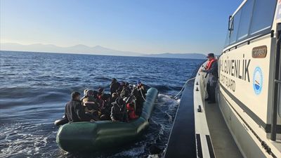 İzmir açıklarında 104 düzensiz göçmen yakalandı