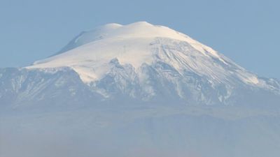Ağrı Dağı beyaza büründü, Iğdır'da bahar havası var