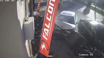 Osmaniye'de seyir halindeki otomobil, park halindeki araçlara çarptı