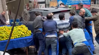 İstanbul'da tezgah açamayınca pazar yerine bırakılan aracı el birliğiyle kaldırdılar
