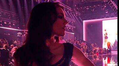 Özgü Kaya Victori'a Secret Show 2025'i yerinde izledi! Tarzına yorum yağdı