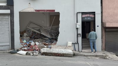 İzmir'de freni boşalan kamyon duvarı yıkıp eve girdi